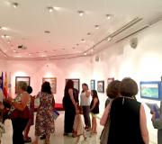 3. A exposición de Pepa Domingo con parte do público, tras o acto de inauguración.