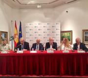 2. Na mesa, de esquerda a dereita o escritor Enrique Gallud Jardiel,ol delegado da Xunta en Madrid José R. Ónega, o pte. do Consello do Estado José Manuel Romay, o  presidente do Parlamento de Galicia Miguel Santalices, o escritor Salvador Freixedo e  Magdalena del Amo, a autora co seu libro.
