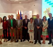 1. O delegado da Xunta en Madrid, José Ramón Ónega (terceiro pola dereita) con Mª Isabel Pérez (cuarta) e algúns dos representantes das Federacións.
