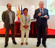 2. O delegado da Xunta en Madrid, José Ramón Ónega, (dereita) con María Isabel Pérez, directora de Acción Social da Fundación e Carlos Cortés, director Académico do Programa.