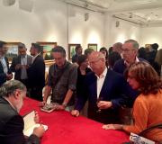 7. O autor, José de Cora, firmando exemplares do seu libro.