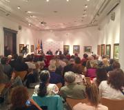 3. A mesa con parte del público.