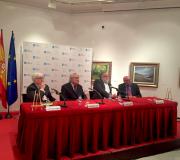 4. A mesa cos intervinientes, deesquerda a dereita, José Manuel Romero,o delegado da Xunta en Madrid, José Ramón Ónega,José de Cora, e Daniel Fernández.