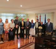 Pousado A: A presentación do libro "El Camino de Santiago. Vía de peregrinos. Camino de fe y esperanza", de Juan Caamaño Aramburu, publicado por CEU Ediciones, reuniu na Delegación da Xunta en Madrid-Casa de Galicia, entre outros, a, de izda. a dcha.: Teresa Lacave, a directora de CEU Ediciones, Ana Rodríguez de Agüero, o presidente da Asociación de Amigos dos Camiños de Santiago de Madrid