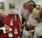 Juan Caamaño, asinando libros.
