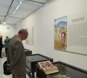 Xeriodistas interesándose pola exposición.