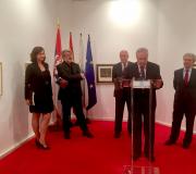 2. Acto de inauguración co o delegado da Xunta en Madrid José Ramón Ónega en primeiro término, Ana Milutinovic, o autor Veljko Mihajlovic,o embaixador Danko Prokic,e o ex ministro César Antonio Molina.