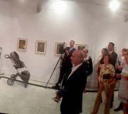 3. Panorámica da inauguración da mostra, co ex ministro de Cultura facendo uso da palabra, mentres o público, á dereita, segue atentamente a presentación.