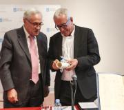 3.O delegado da Xunta en Madrid e director da Casa José Ramón Ónega entregou o Diploma da Casa ao editor Manuel Moleiro, que o recibiu moi agradecido.