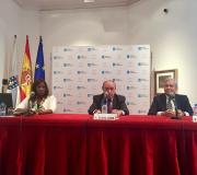 2. Na mesa, de esquerda dereita Grace Obado conselleira do Instituto Choiseul, Julio Lage presidente de AEGAMA e Eduardo Olier, presidente do Instituto Choiseul en España.