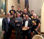 1. De esq. a dereita, Fernando Molpeceres, Ramón Jiménez, e Ángel Hernando en primeiro termo con Cristian Díaz, Estefanía Prada, Óscar Fernández, Darío Nogueira e Antonio Seoane, na Escaleira da Casa de Galicia.
