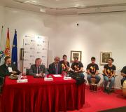 2. De esquerda a dereita Ángel Hernando, Ramón Jiménez, Fernando Molpeceres e tras a mesa os músicos á dereita.