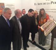 6. O delegado da Xunta en Madrid José Ramón Ónega acompañou aos intervenientes nas xornadas para visitar a exposición de códices que se poden ver na Casa.