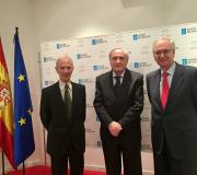 1. De esquerda a dereita, o conferenciante Vitorio Magariños, o delegado da Xunta en Madrid, José Ramón Ónega e o presidente de IURISGAMA Carlos Lema Devesa.