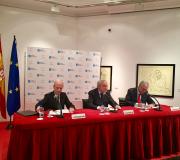 2. Na mesa, de esquerda a dereita, o conferenciante Vitorio Magariños, o delegado da Xunta en Madrid, José Ramón Ónega e o presidente de IURISGAMA Carlos Lema Devesa.
