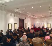 4. Imaxe tomada da mesa con parte do público, integrado por preto de cen persoas.