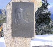 Monumento dedicado a José Antonio Cimadevila Covelo no alto da Fuenfría.
