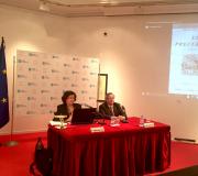 2. A conferenciante Carmen Pena dedicou o relatorio a Fermín Bouza, o seu esposo recentemente falecido.