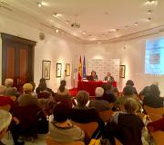 3. Na mesa, Carmen Pena e Ramón Jiménez con parte do público que asistiu á conferencia.