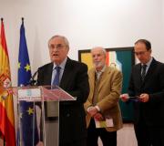 2. O delegado da Xunta, José Ramón Ónega no acto de inauguración co artista Siro e con Anxo Lorenzo á dereita.