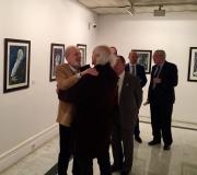 4. Amancio Prada e Siro saúdanse efusivamente, co delegado da Xunta en Madrid e Anxo Lorenzo na Sala B da exposición.
