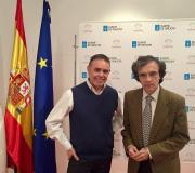 1. O xornalista e escritor Javier Leralta á esquerda, con José Antonio Ortiz, presidente da Asociación dos Camiños de Santiago de Madrid.