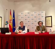 2. Na mesa, o xornalista e escritor Javier Leralta á esquerda, con José Antonio Ortiz, presidente da Asociación dos Camiños de Santiago de Madrid.