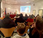 3. A mesa cos intervenientes e parte do público que acudiu á Casa de Galicia á conferencia de Javier Leralta.
