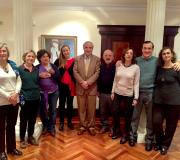 1. O delegado dá Xunta en Madrid e director dá Casa José Ramón Ónega, no centro, co director do proxecto Miguel Zabalza (ao seu lado) e ou resto de participantes.
