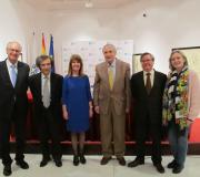 Begoña Cerro e o delegado da Xunta, José Ramón Ónega, con José Antonio Ortíz e outros asistentes.