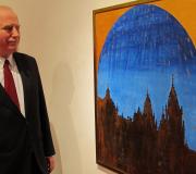 Gil Cerracín contempla unha das súas pinturas.