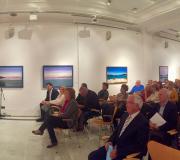 4. Panorámica co delegado da Xunta en Madrid José Ramón Ónega e o público que asistiu ao acto.