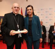 O cardeal arcebispo de Madrid, Carlos Osoro, recibiu o diploma de mans de Pilar Rojo.