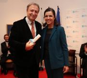 Pilar Rojo entregou o diploma a Paco Lobatón.