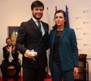 Pilar Rojo entregou o diploma a Martín Barreiro.