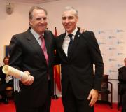 José María Arias Mosquera recibiu o diploma de mans de Francisco Conde.j