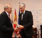 Francisco Conde entrega o diploma a Jesús Gavilán.