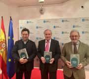 2. De esquerda a dereita, Mario Crecente, autor do libro; o delegado da Xunta en Madrid José Ramón Ónega e Antonio Garaloces director do Balneario.