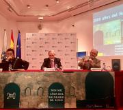 3. Na mesa, de esquerda a dereita, Mario Crecente, autor do libro; o delegado da Xunta en Madrid José Ramón Ónega e Antonio Garaloces director do Balneario.