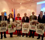 6. Unha imaxe de ourensáns (co delegado á esquerda ainda que é lucense) e que quixeron sair cos carteis que promocionan a cidade.