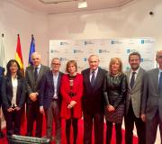 1. Os intervenientes (no centro) saen con algúns invitados.