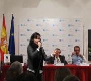 Fernández Rial recitando a súa poesía.