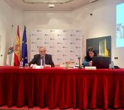 2. Na mesa, o delegado da Xunta José Ramón Ónega e a alcaldesa de Mondoñedo María Elena Candia non acto de presentación na Casa de Galicia.