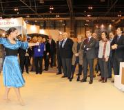 1. O presidente da Xunta acompañado por Pilar Rojo, Nava Castro, José Ramón Ónega e outras autoridades no stand de Galicia en Fitur. (Imaxe BAFFYPRESS)