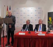 Inés Canosa e Manuel Pereira recitan a Bouza, escoitados con atención desde a mesa por Conde-Pumpido, o delegado da Xunta, José Ramón Ónega, e Vicente Araguas.