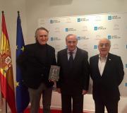 1. De esquerda a dereita, o autor Fco. Javier Neira Pampín; o delegado da Xunta en Madrid José Ramón Ónega e o xornalista Xulio Xiz.