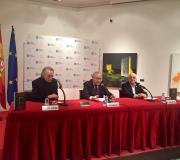 2. Na mesa, de esquerda a dereita, o autor Fco. Javier Neira Pampín, o delegado da Xunta en Madrid José Ramón Ónega e o xornalista Xulio Xiz.
