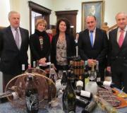O presidente do C.R. Rías Baixas, Juan Gil, a directora xeral Nava Castro, a secretaria de Estado Matilde Asián, o alcalde Horacio Gil e o delegado da Xunta, José Ramón Ónega, ante o bodegón da presentación.