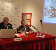 O profesor Peláez e Jiménez, durante a conferencia, que estivo acompañada de proxeccións.