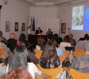 Vista desde o fondo da sala durante a conferencia do profesor Peláez.